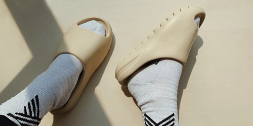 adidas｜シャワーサンダル型の「YEEZY SLIDE」が4月16日(木)発売！抽選 