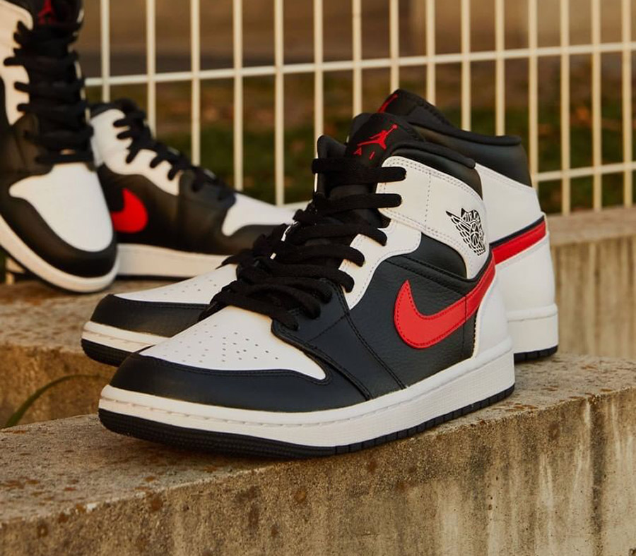 白/黒のモノトーンにレッド映える Air Jordan 1 Mid Classic Chicago