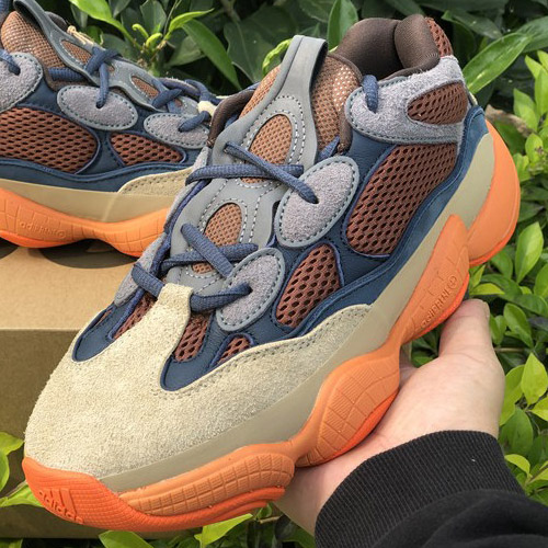 カラフルな多色使いの一足、イージー500 