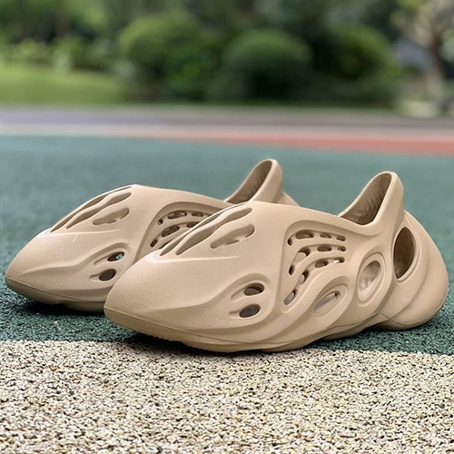 落ち着いた黄土色を纏った Yeezy Foam Runner 