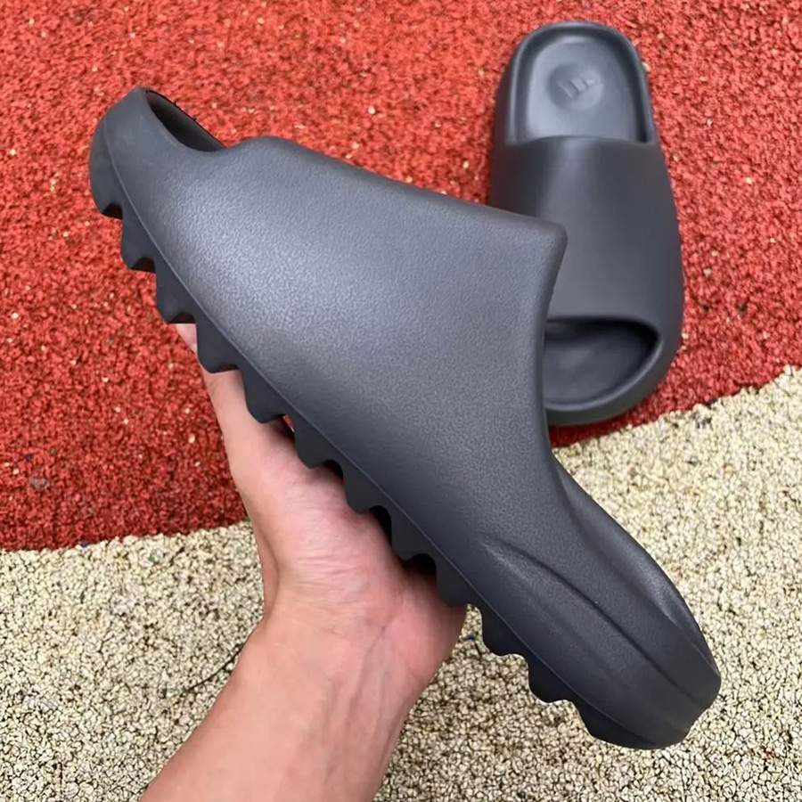 Yeezy Slide 26.5cm ONYX | gualterhelicopteros.com.br